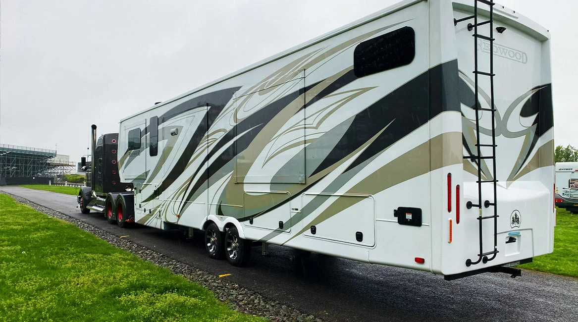 Redwood 2022 Luxury 5th-Wheel Trailer