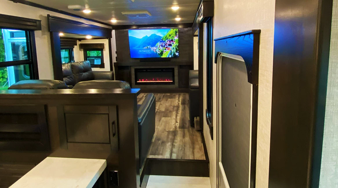 Redwood 2022 Luxury 5th-Wheel Trailer