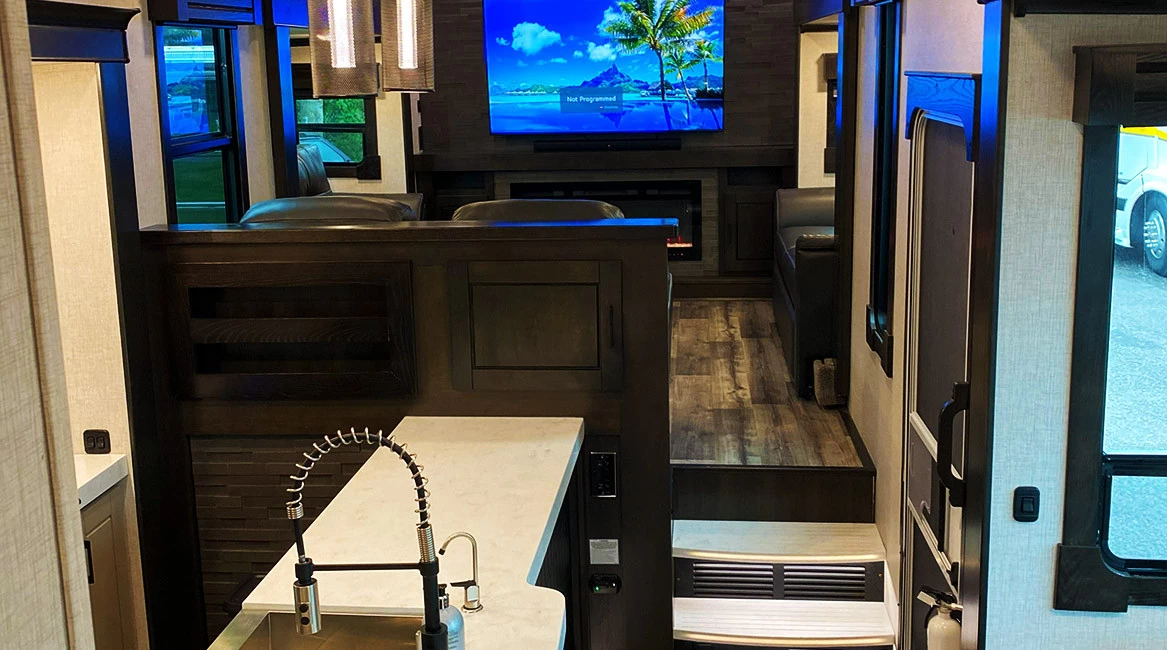 Redwood 2022 Luxury 5th-Wheel Trailer