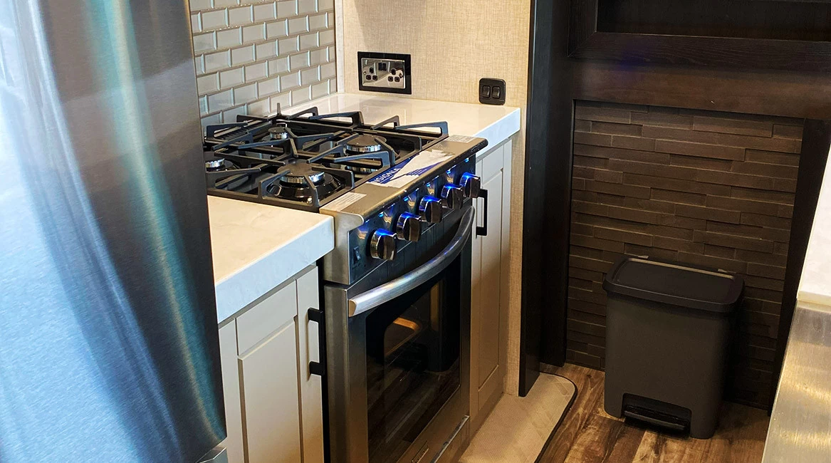 Redwood 2022 Luxury 5th-Wheel Trailer