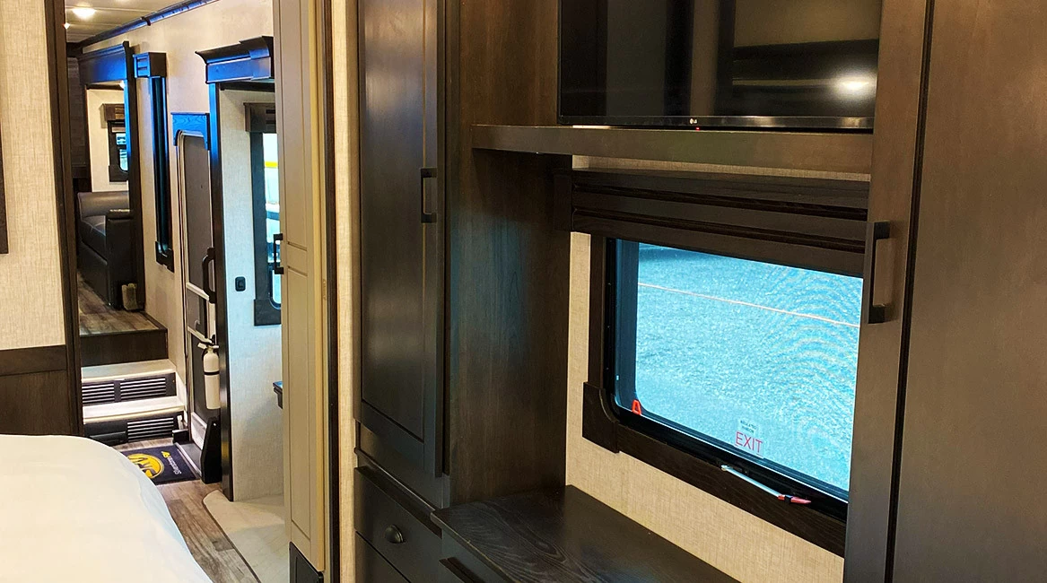 Redwood 2022 Luxury 5th-Wheel Trailer