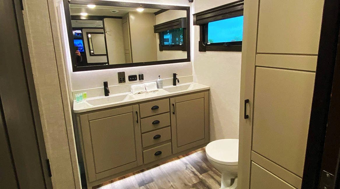 Redwood 2022 Luxury 5th-Wheel Trailer